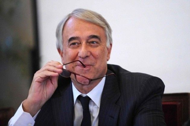 Pisapia firma documento 