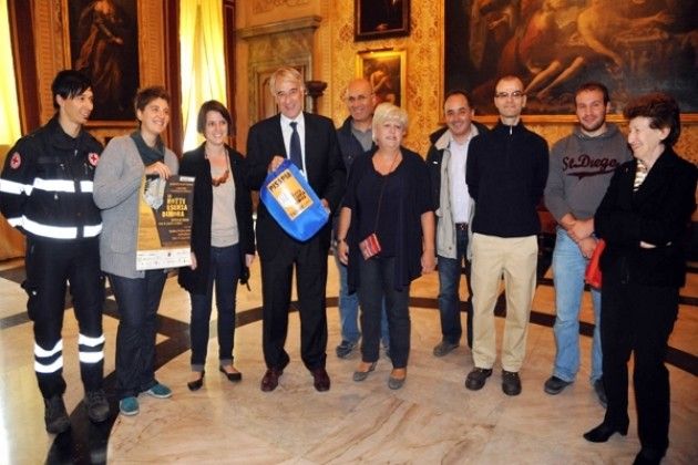 Pisapia firma documento 