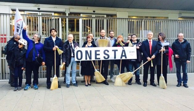 Sfiducia a Maroni, Flash Mob: M5S Lombardia si presenta al Pirellone con le scope