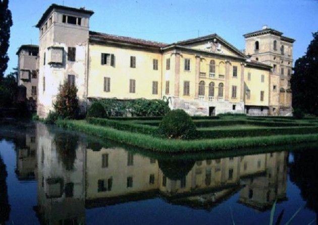 Il castello di Torre dé Picenardi era chiuso perchè?