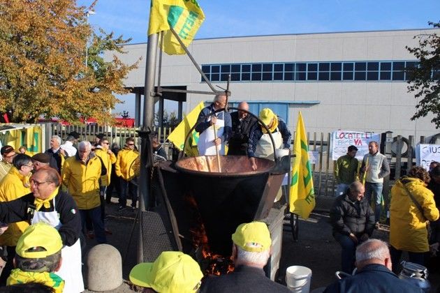 Latte, Coldiretti: ‘No ai ricatti, la guerra continua e arriva in città’