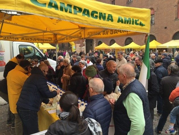 Coldiretti Cremona: la battaglia del latte continua Distribuiti centinaia di litri di latte ai cittadini