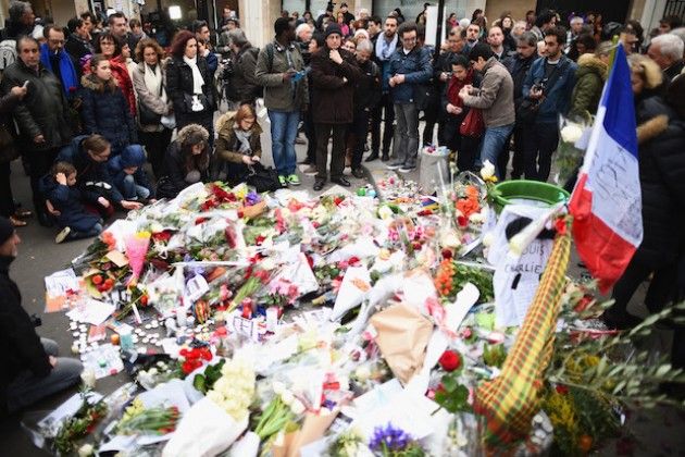 Stringersi attorno alla ‪Francia e alle sue istituzioni.