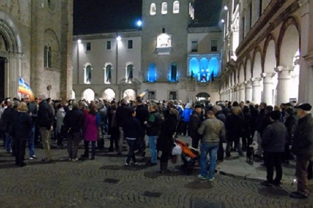 Siamo tutti Parigi Molte persone hanno partecipato ad un presidio in piazza Duomo a Crema