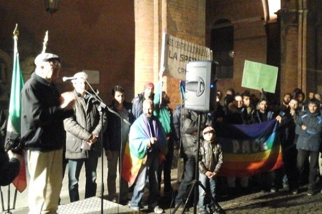 Mussulmani , Sikh e Cristiani parlano uniti alla manifestazione di Cremona ‘Siamo tutti Parigi’ (video)