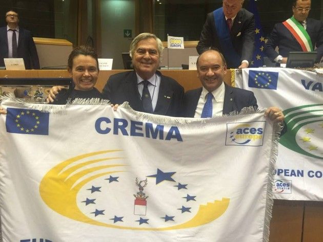 Bonaldi riceve a Bruxelles la Bandiera di Crema Città Europea dello Sport 2016