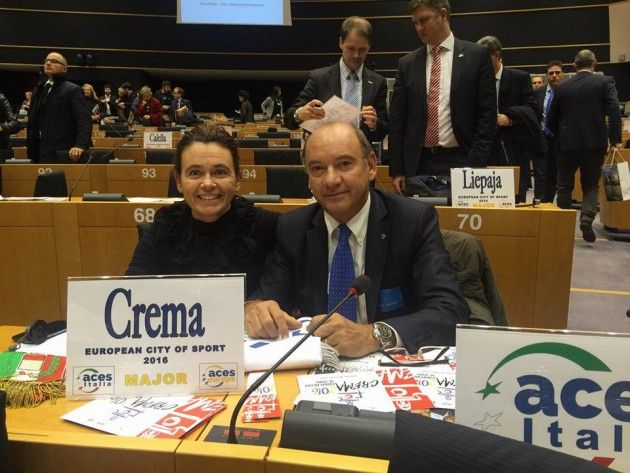 Bonaldi riceve a Bruxelles la Bandiera di Crema Città Europea dello Sport 2016