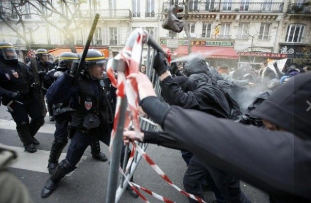 Parigi manifestazione non autorizzata #COP21 cariche della polizia per disperdere la folla