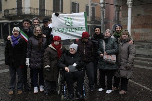 Sfilata con gli stendardi dei Servizi Diurni in piazza del Comune di Cremona