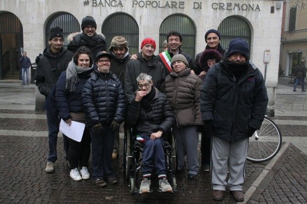 Sfilata con gli stendardi dei Servizi Diurni in piazza del Comune di Cremona