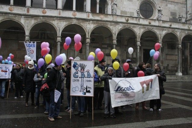 Sfilata con gli stendardi dei Servizi Diurni in piazza del Comune di Cremona