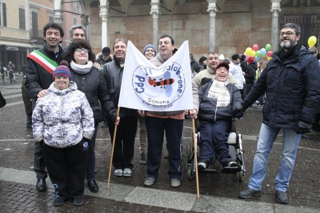 Sfilata con gli stendardi dei Servizi Diurni in piazza del Comune di Cremona