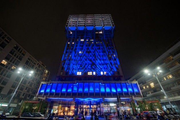 Per le festività natalizie la Torre Velasca si illumina di blu 