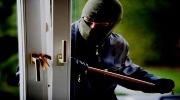 Borgotrebbia, 65enne rinchiusa in camera dai ladri che le saccheggiano casa