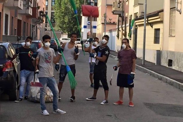 Roma - Volontari musulmani puliscono piazza Giubileo