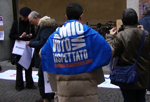 #vaderetroA2A Consegnate al Sindaco di Cremona 500 firme contro la vendita di Lgh ad A2A