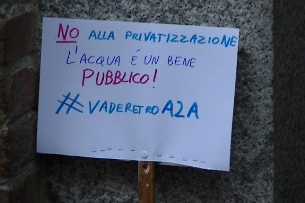 #vaderetroA2A Consegnate al Sindaco di Cremona 500 firme contro la vendita di Lgh ad A2A
