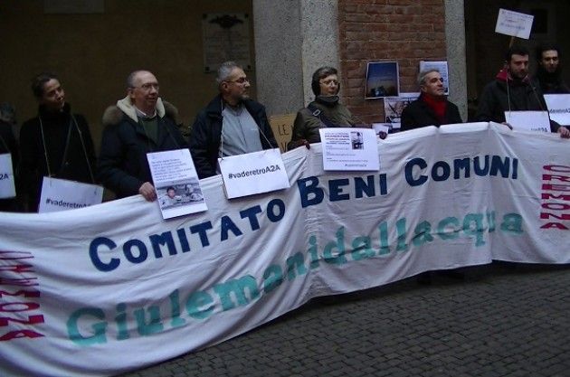 Cremona Protesta contro vendita Lgh in A2A mentre Galimberti parla in Consiglio Comunale (Video)