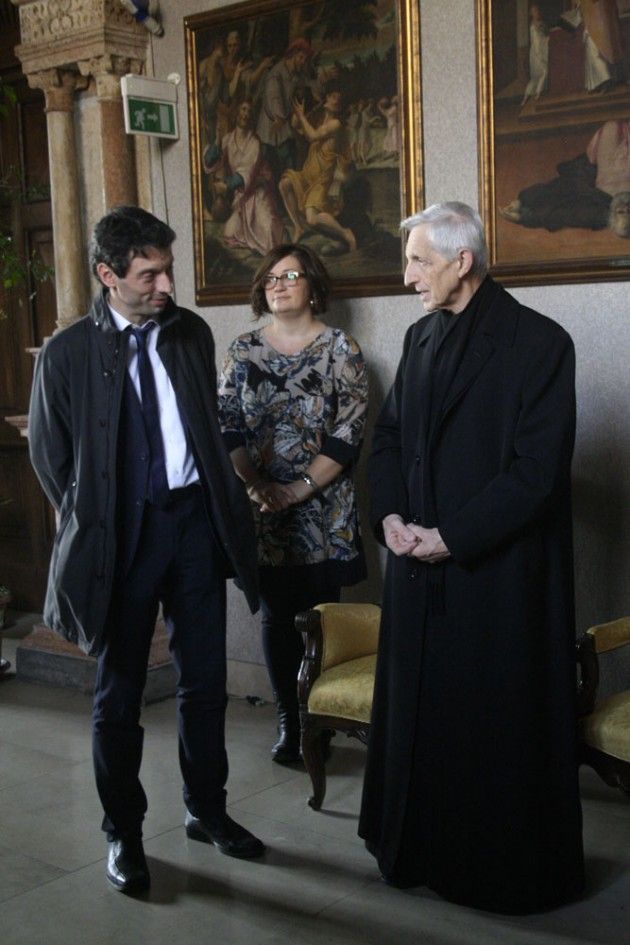 Cremona - Con il Vescovo ‘inaugurati’ i presepi artigianali a palazzo comunale