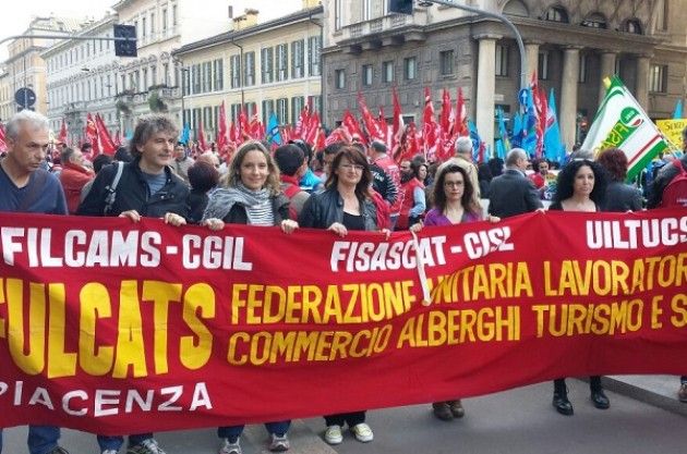Lo sciopero del Commercio, migliaia in piazza a Milano  per il contratto