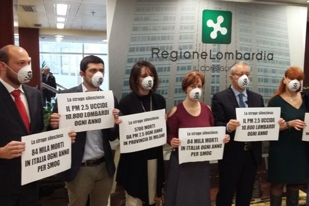 5 Stelle Lombardia, blitz in Consiglio regionale con mascherine antismog