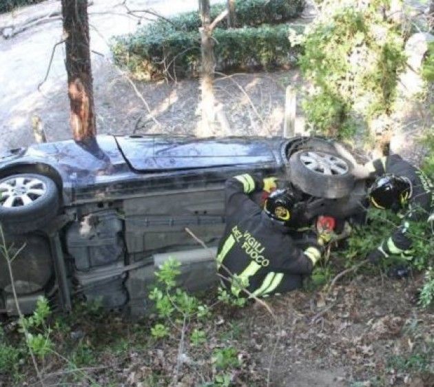 Castelvetro un morto e due feriti : auto nella scarpata del ponte di Po