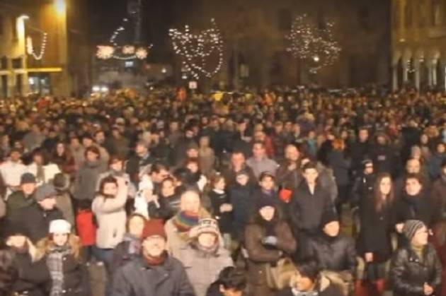 Cremona Tanta gente in piazza Stradivari per il buon anno 2016 Il saluto del sindaco Galimberti