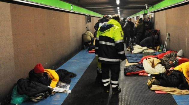 Milano - Aperto il mezzanino del metro in Stazione Centrale per i senzatetto