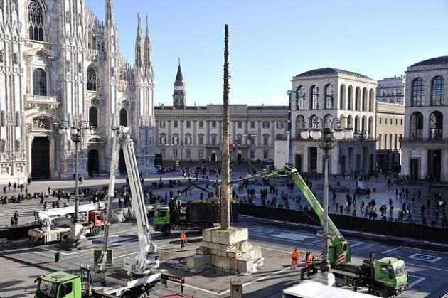 Milano - Nuove staccionate per aree giochi grazie all'albero di Piazza Duomo