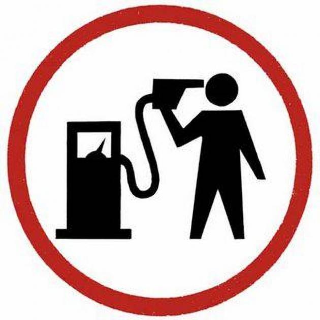 Italia - Benzina, tasse da 57% a 69% in otto anni