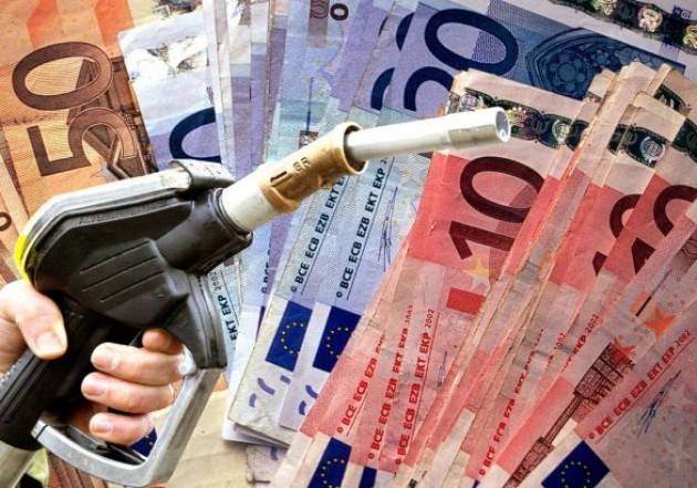 Italia - Benzina, tasse da 57% a 69% in otto anni