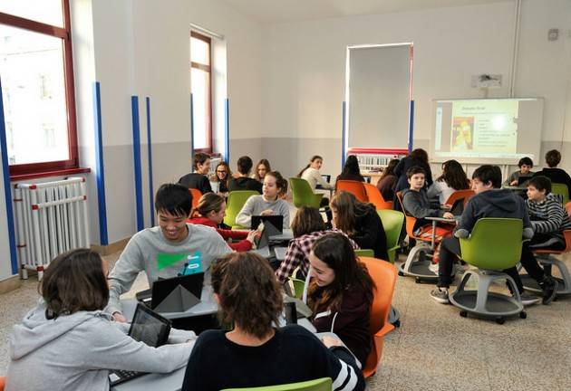 Milano - Tablet e sedie girevoli al posto di quaderni e banchi