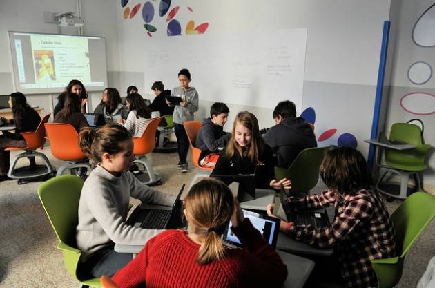 Milano - Tablet e sedie girevoli al posto di quaderni e banchi