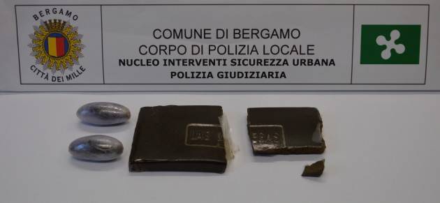 Bergamo - Spacciava hashish davanti alle scuole in Piazzale Alpini: arrestato ed espulso