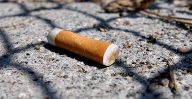 Norme antifumo a Cremona, multe salate a chi getta i mozziconi per terra