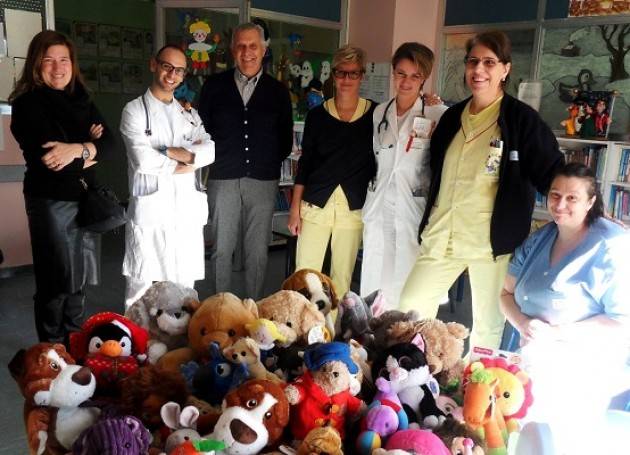 Ospedale di Cremona Tanti Peluche in dono ai bimbi di pediatria con Golf Club il Torrazzo