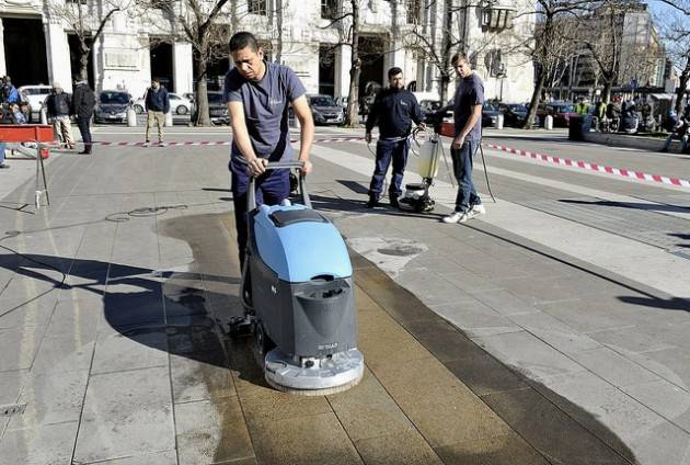Milano - Pulizia sperimentale con microtecnologie