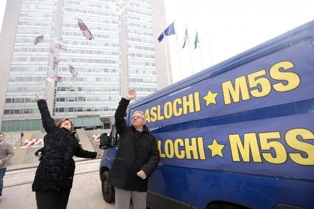 Movimento 5 Stelle Lombardia, ‘Sfrattiamo Maroni’: flash mob davanti al Pirellone