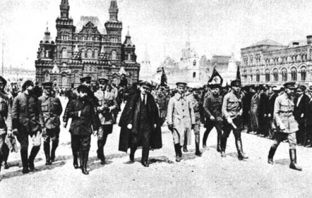Accadde Oggi 27 febbraio 1917 - Rivoluzione di febbraio: i bolscevichi occupano la residenza zarista a San Pietroburgo.