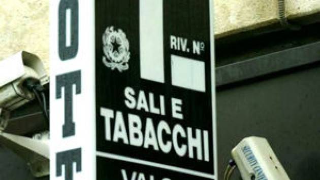 Varese - Tabaccaio e cliente aggrediti, arrestato rapinatore