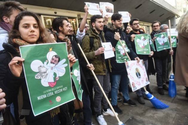 Lombardia - Respinta mozione di sfiducia a Maroni: Mi ricandido. M5S espulsi