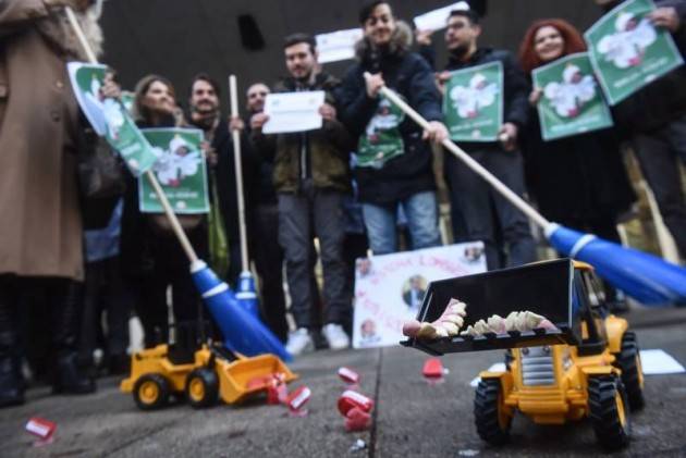 Lombardia - Respinta mozione di sfiducia a Maroni: Mi ricandido. M5S espulsi