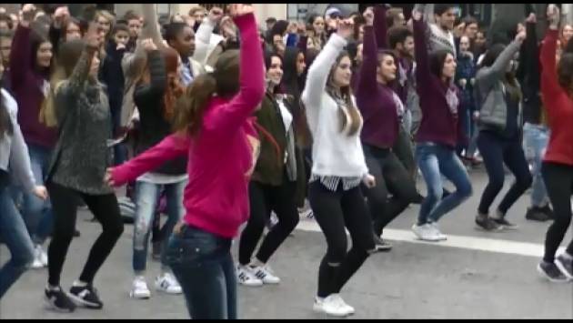 (video) 8 Marzo 2016  L’ amore non distrugge Flash Mob della Scuola Anguissola di Cremona