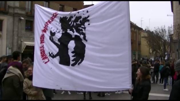 (video) 8 Marzo 2016  L’ amore non distrugge Flash Mob della Scuola Anguissola di Cremona