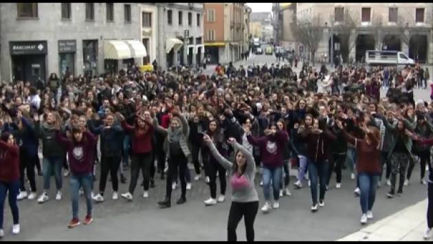 (video) 8 Marzo 2016  L’ amore non distrugge Flash Mob della Scuola Anguissola di Cremona