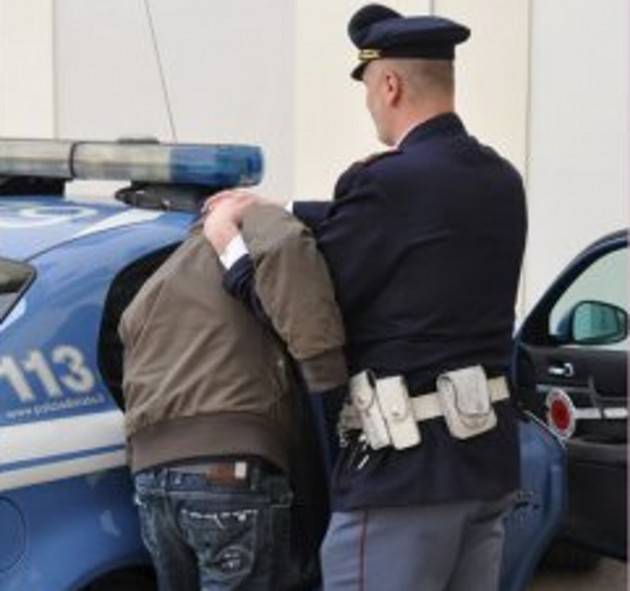 Como - Chiacchierano in auto controllati: arresto per spaccio