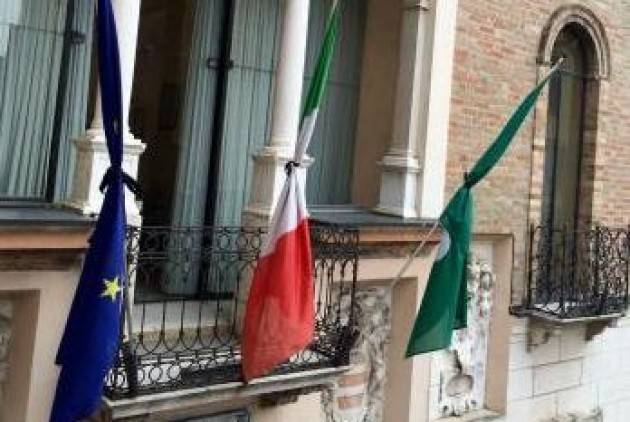 8 marzo a Crema, bandiere a Palazzo Comunale listate a nero contro i femminicidi