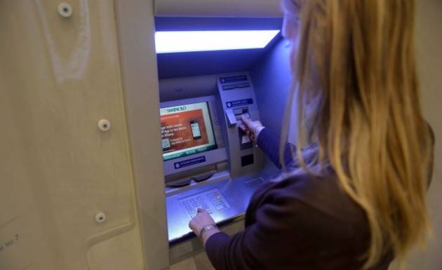 Milano - Clonavano carte e rubavano i codici, due arresti