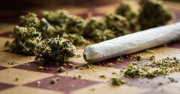 IT - Fumare La marijuana fa meno male di quanto si credeva, ma... GB - Cannabis legalizzata in