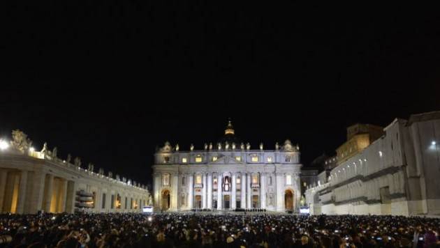 19:06 del 13 marzo 2013 la fumata bianca. Viene eletto papa Francesco (Video) 